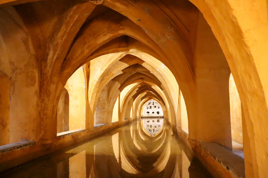 Bains arabes à l'intérieur du Real Alcazar à Séville dans une galerie souterraine du palais