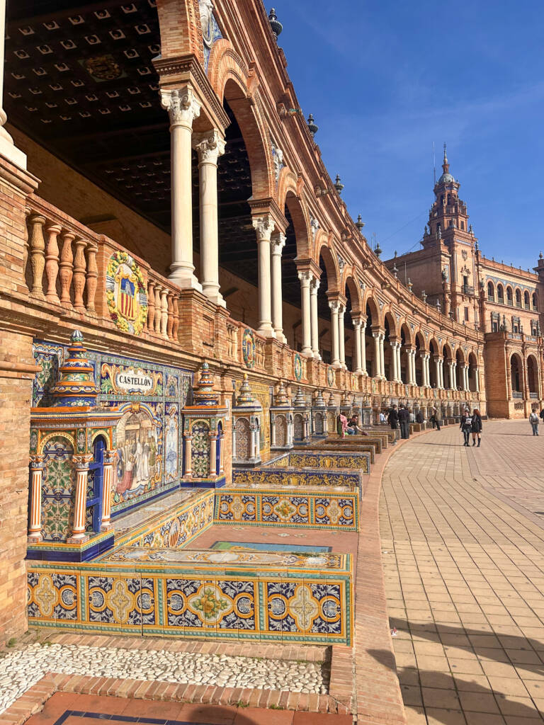 Bancs sur la place d'espagne à Séville