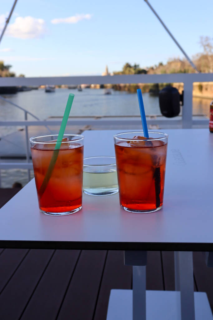 Photo de cocktails : Spritzs et vin blanc, sur le bateau pour une éco-croisière à Séville sur le Guadalquivir