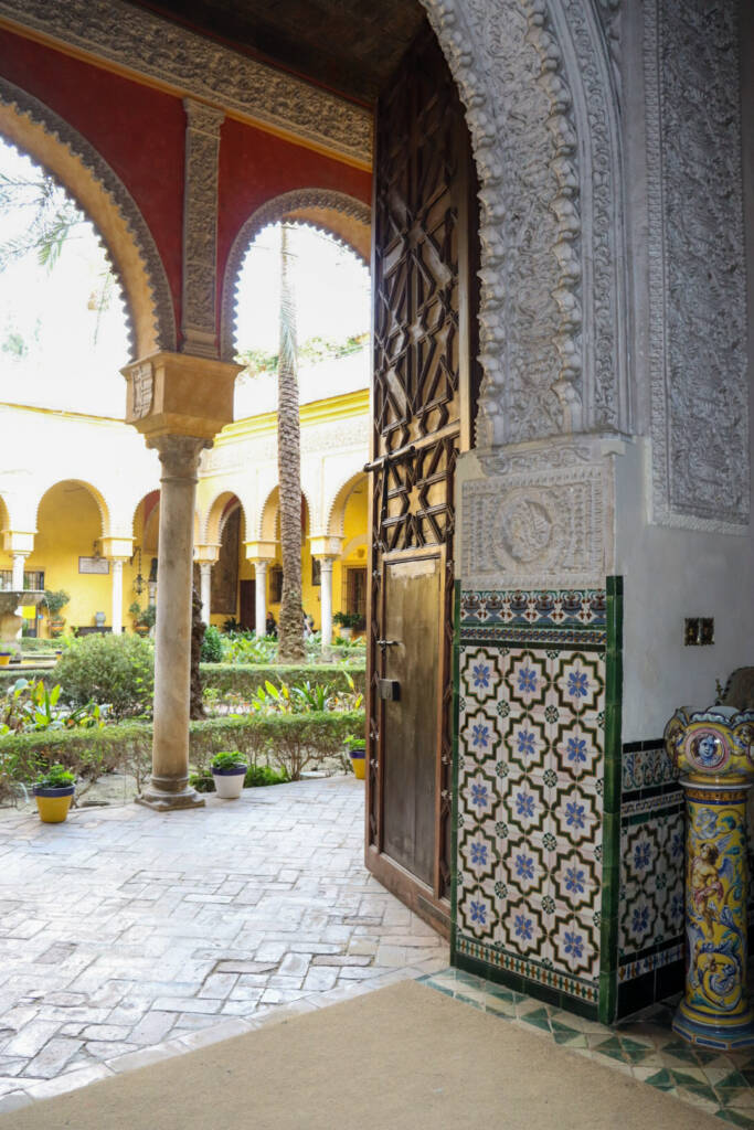 Détail architectural au palais de Las Dueñas à Séville
