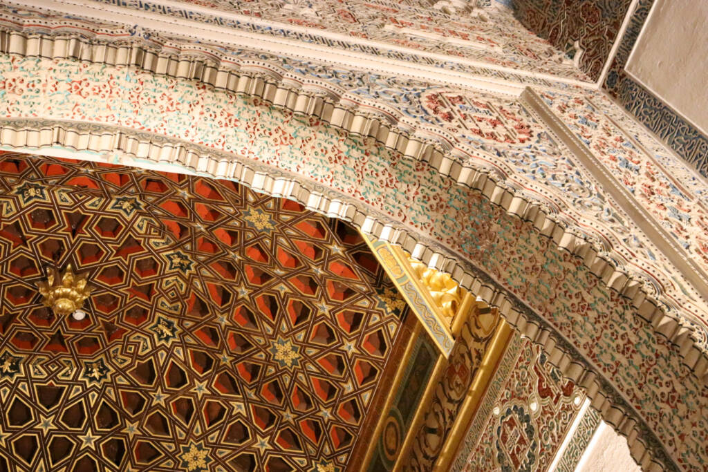 Détails de l'architecture dans les salons du real alcazar à Séville
