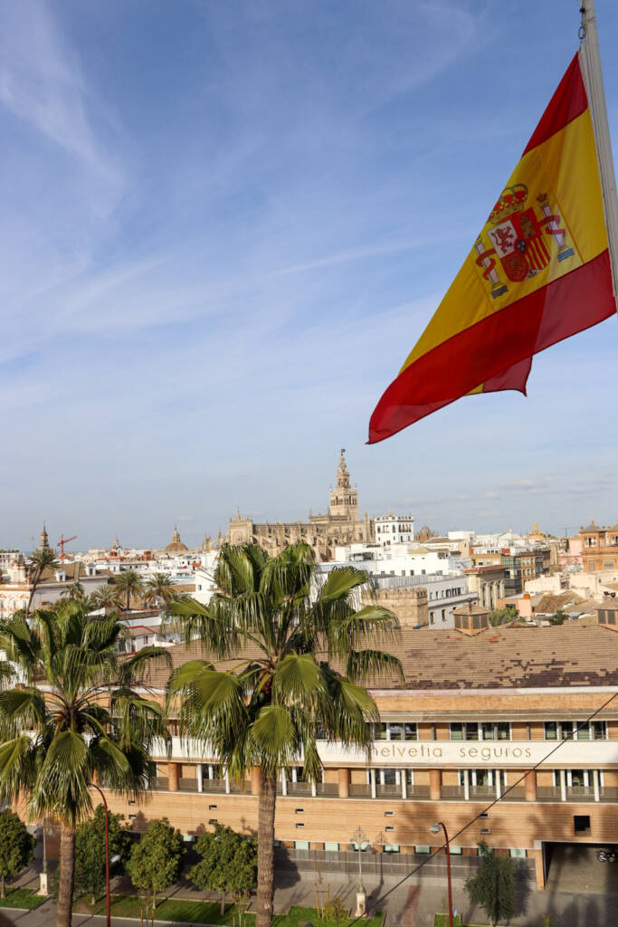Vue depuis la tour de l'or sur la giralda et la cathédrale de Séville ainsi que le drapeau de l'Espagne