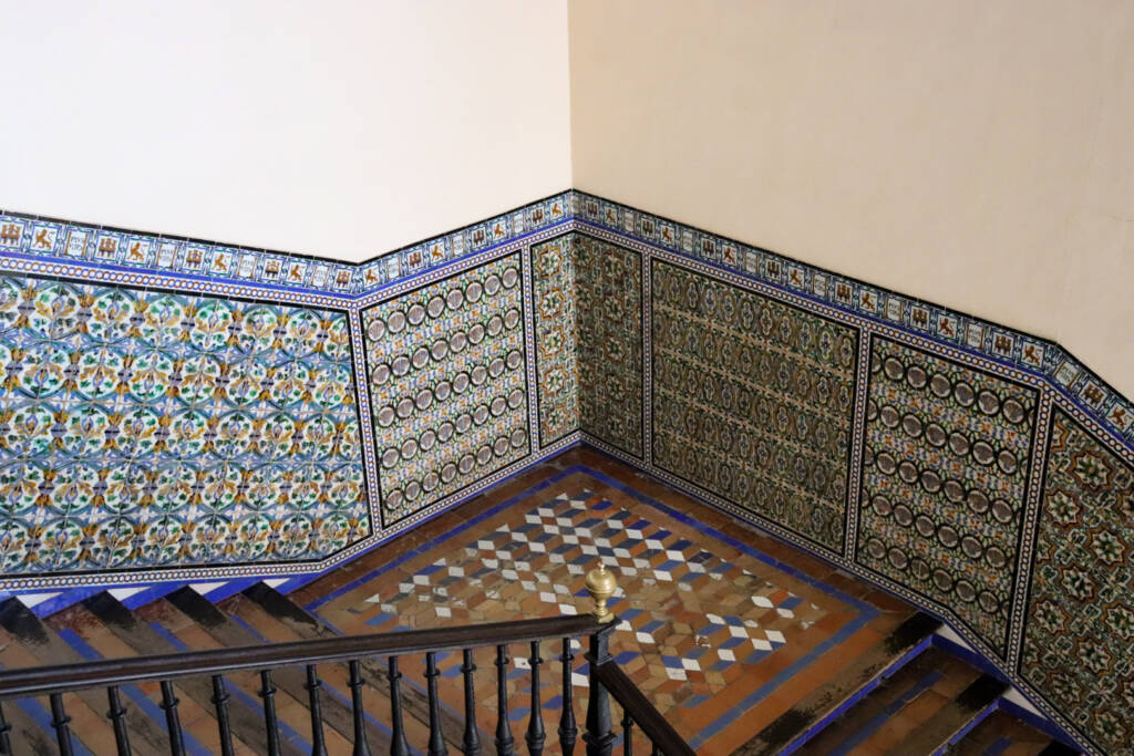 Escalier au Real Alcazar de Séville, orné d'azulejos aux multiples couleurs