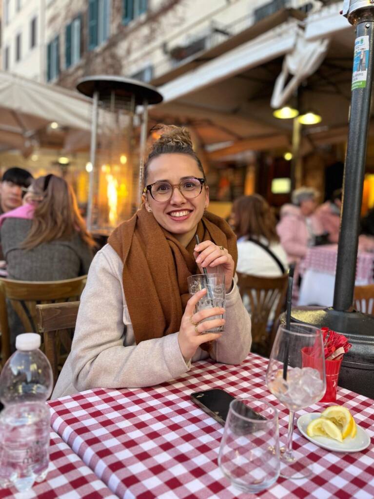 FRUGERE Manon en terrasse à Rome avec un cocktail