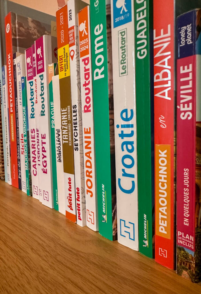 Différents guides de voyage, les plus visibles : Séville, Albanie, Croatie, Rome, Jordanie,...