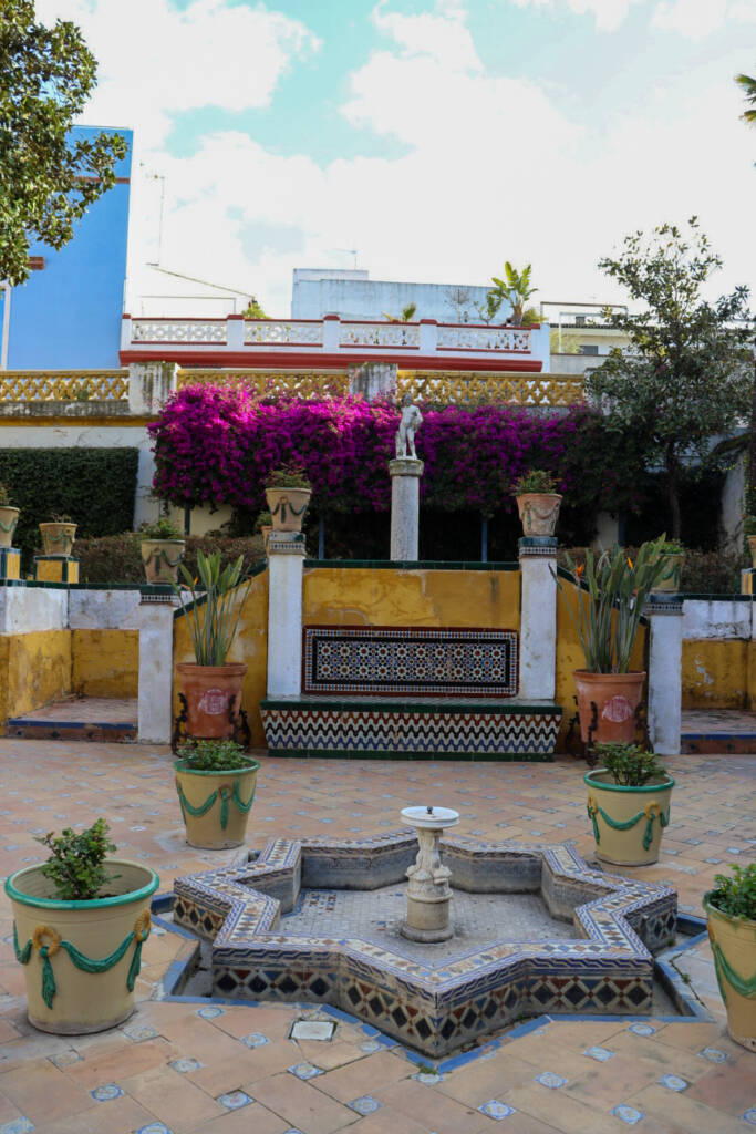 Jardin de la Casa de Pilatos à Séville avec fontaine, azulejos, fleurs