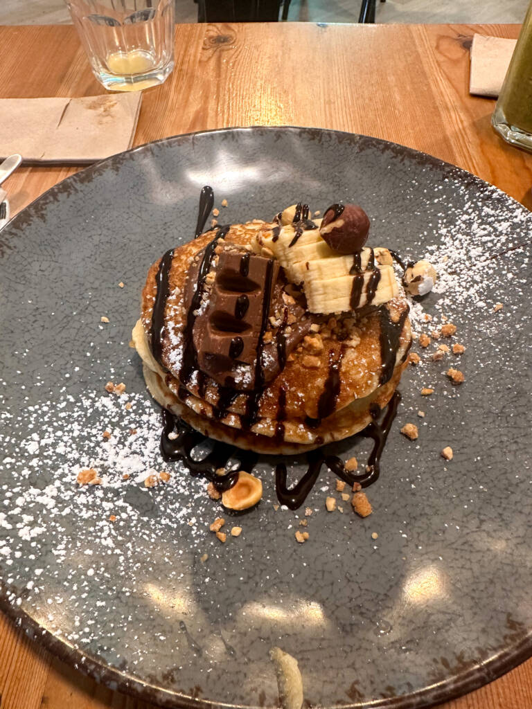 Pancakes au chocolat, bananes, noisettes, chez la mala brunch à Séville