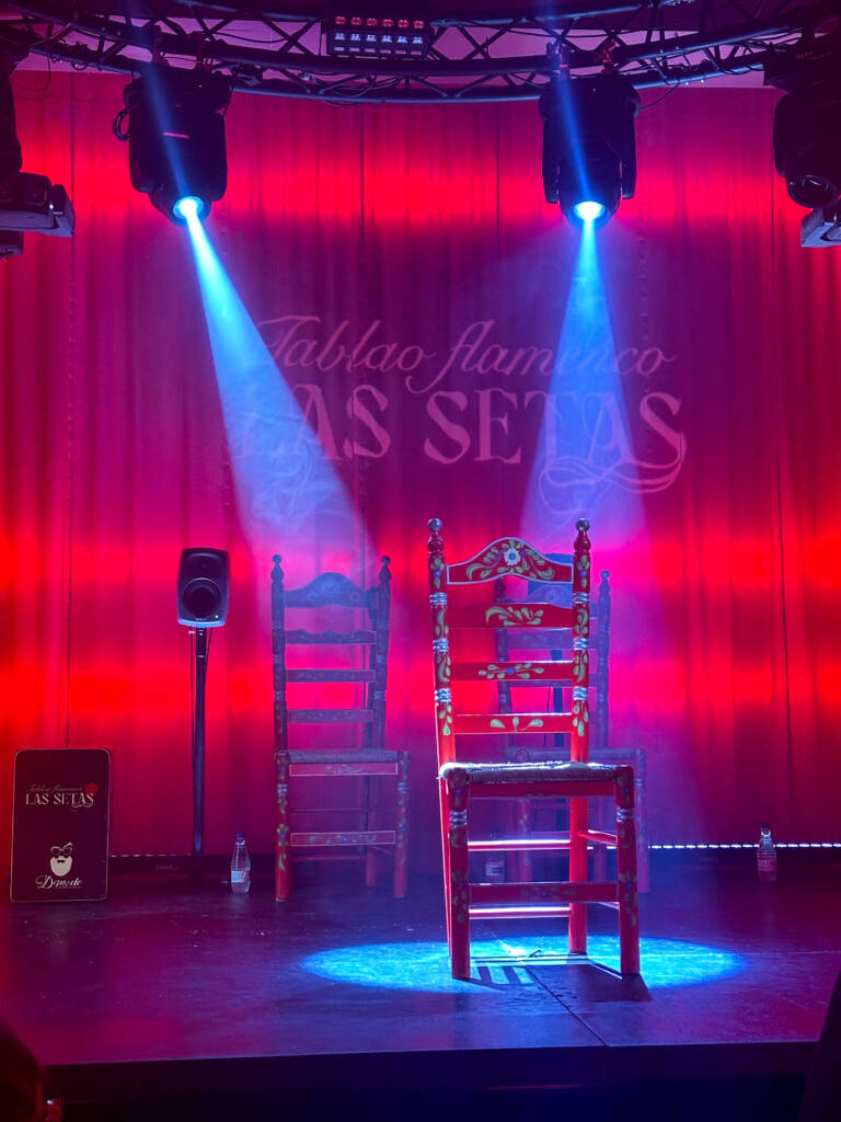 Scène avec chaises au spectacle de flamenco à Las Setas de Tablao Flamenco