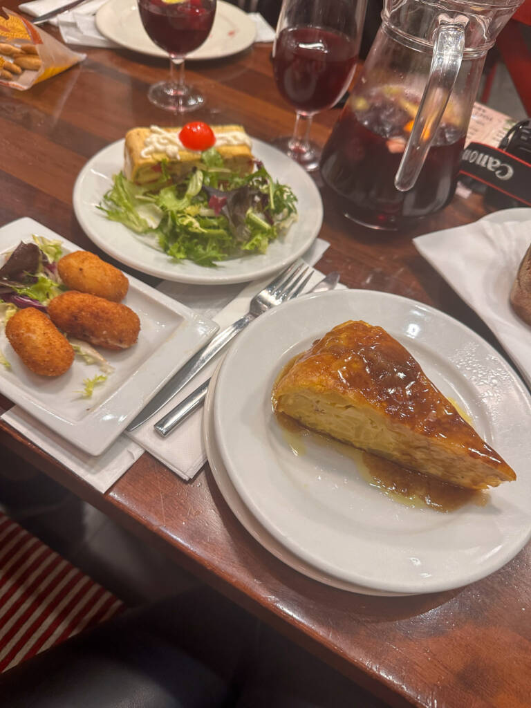 Dîner chez La Bodega à Séville avec tortilla de patatas, croquetas, salade et flan, sangria