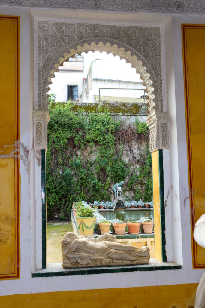 vue d'une fenetre à la casa de pilatos sur les jardins et un bassin