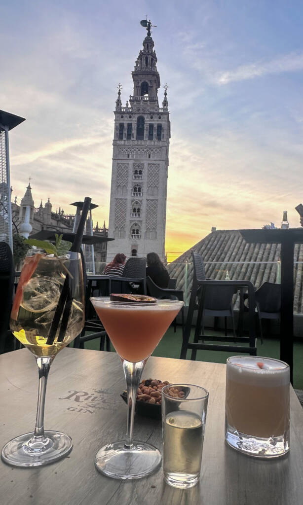 Cocktails sur le rooftop de l'hotal Doña Maria à Séville avec vue sur la Giralda
