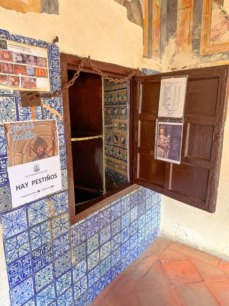 Le tourniquet pour acheter des gâteaux aux soeurs du couvent de Santa Ines à Sévillé