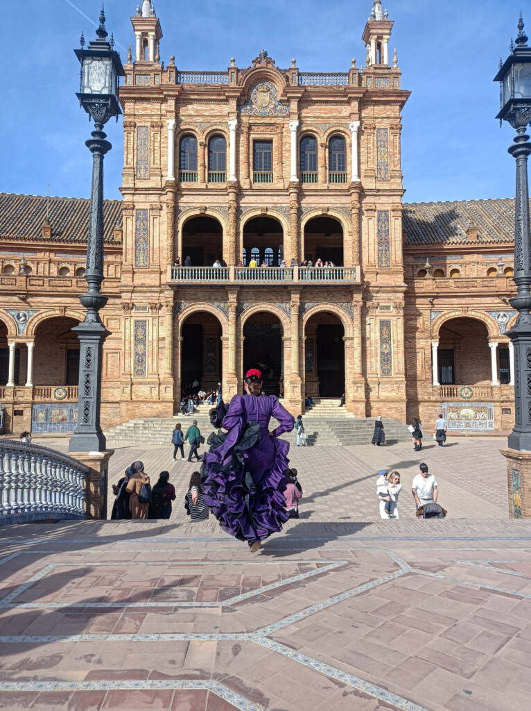 Danseuse de flamenco dans une robe violette sur la Place d'Espagne à Séville