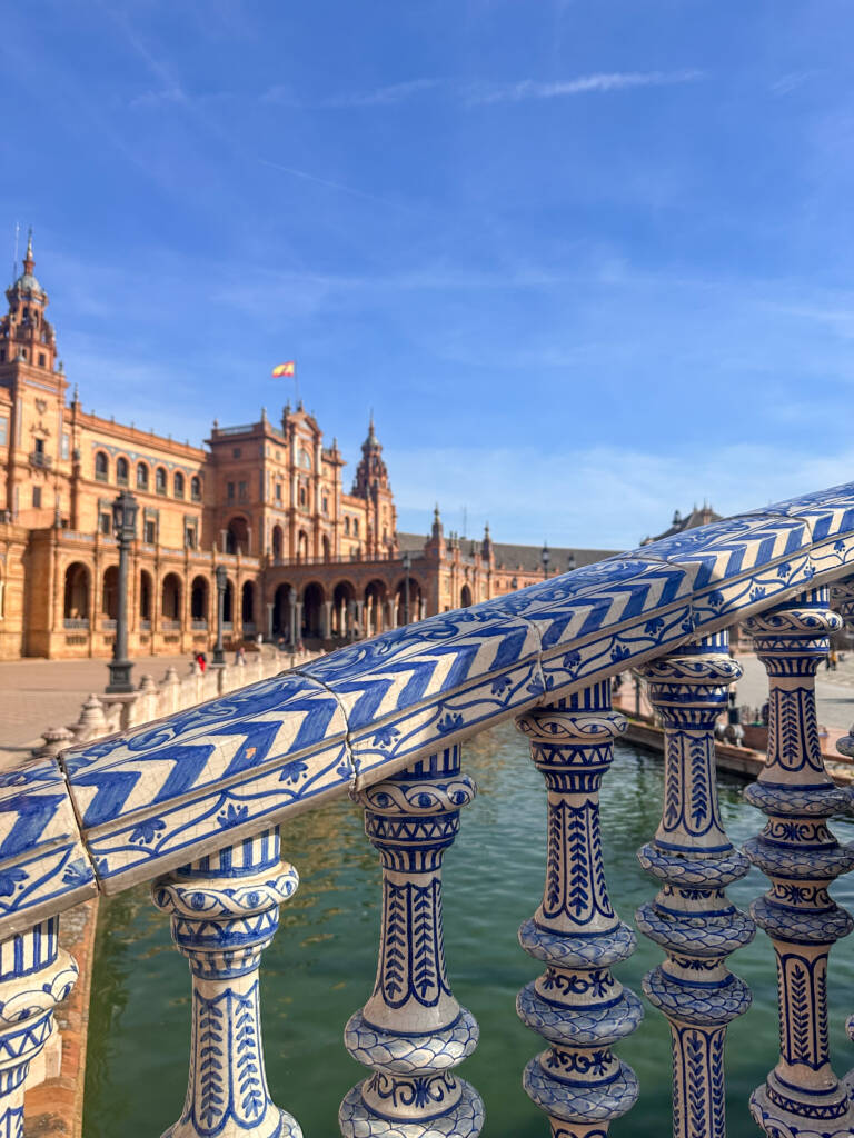 Détail azulejos sur escalier à la place d'espagne séville