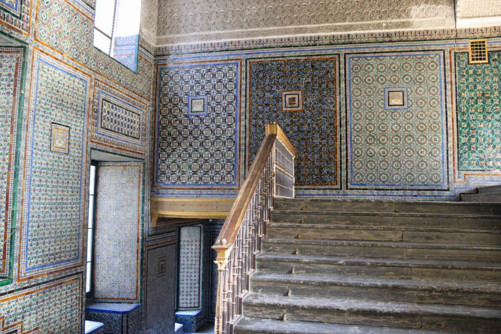 Magnifique escalier à La Casa De Pilatos avec des murs remplis d'azulejos, de marbres et de couleurs