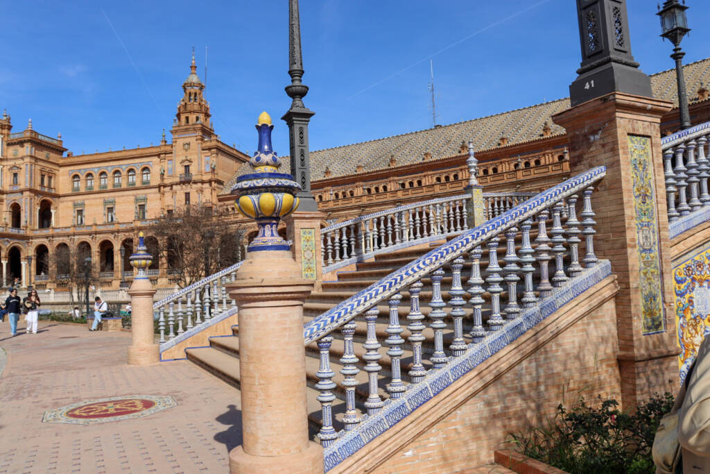 Détails des escaliers avec ses azulejos sur la place d'espagne à seville
