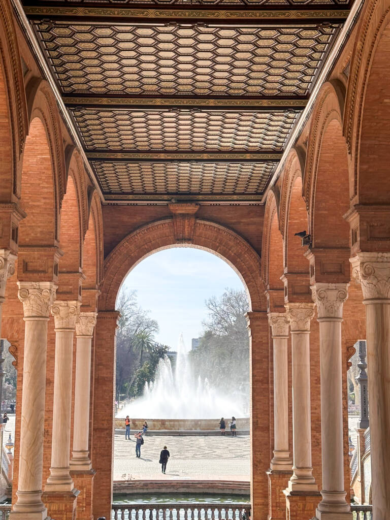 Vue sur la fontaine de la place d'espagne à Séville