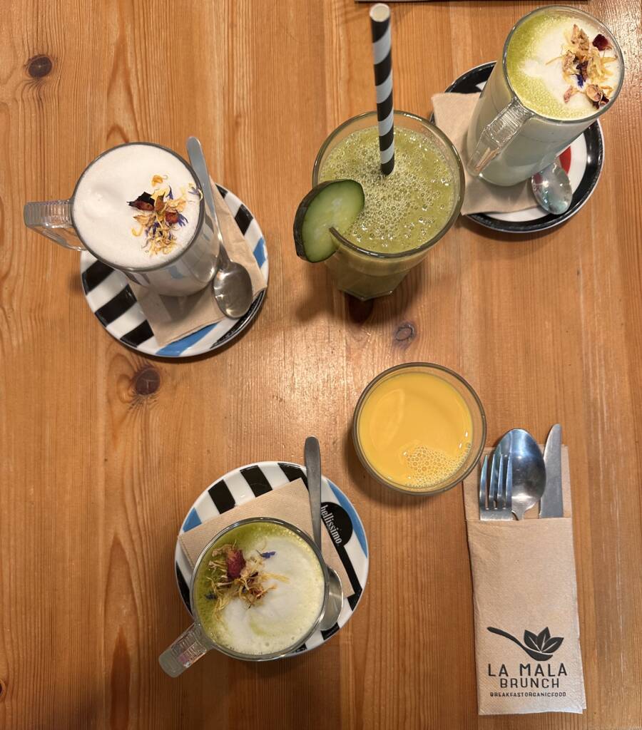 Matchas et jus de fruits chez La Mala Brunch à Séville