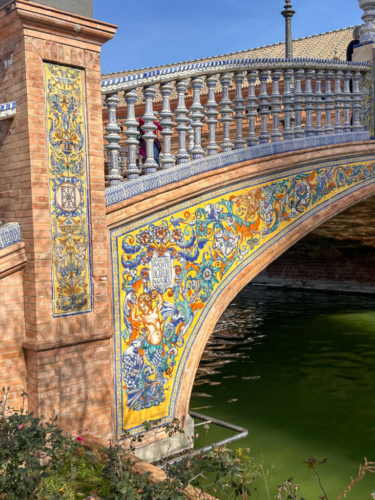 Pont de la place d'espagne à Séville avec ses azulejos