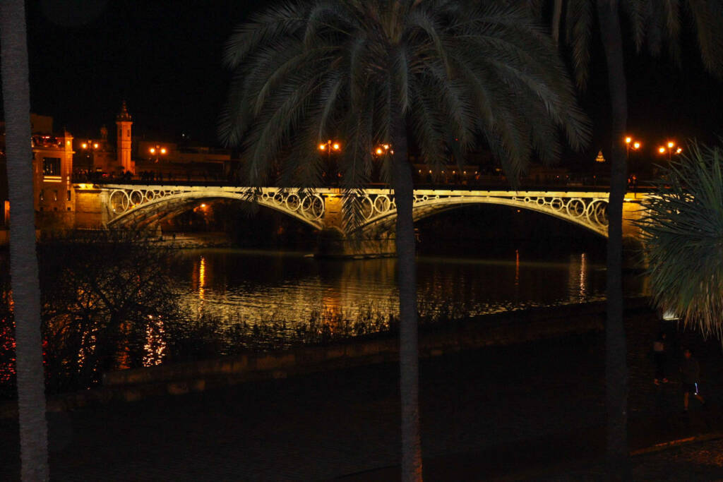 Pont d'Isabelle II pour accéder au quartier de Triana depuis le centre historique de Séville, éclairé la nuit
