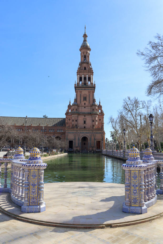 Tour sur la place d'Espagne à Séville