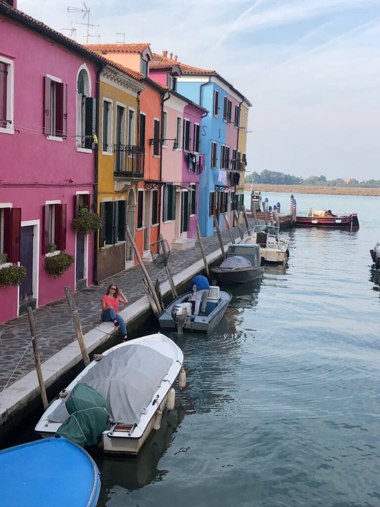 FRUGERE Manon à Burano, Venise, devant les maisons colorées