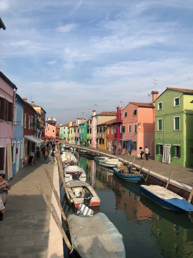 Ruelle de Burano avec son canal et ses maisons colorées