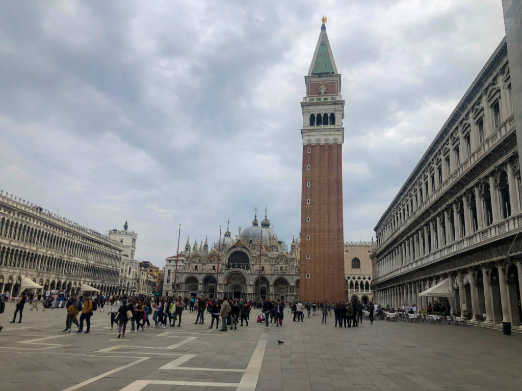 Place Saint Marc à Venise avec la basilique Saint Marc et son Campanile