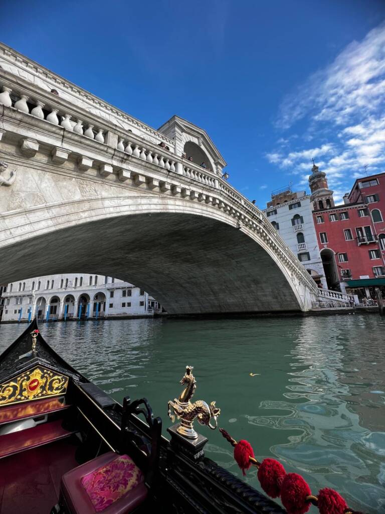 Vue sur le pont du Rialto à Venise, le Grand Canal et une gondole