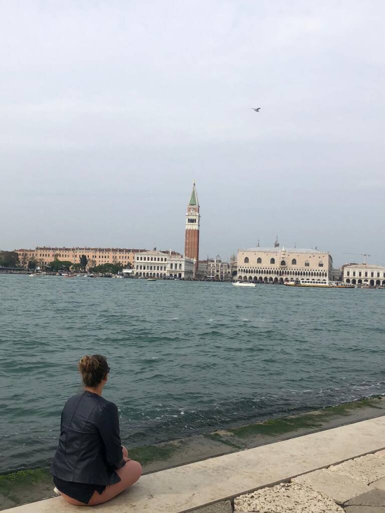 FRUGERE Manon à Venise regardant le Campanile Saint Marc et le Palais Des Doges