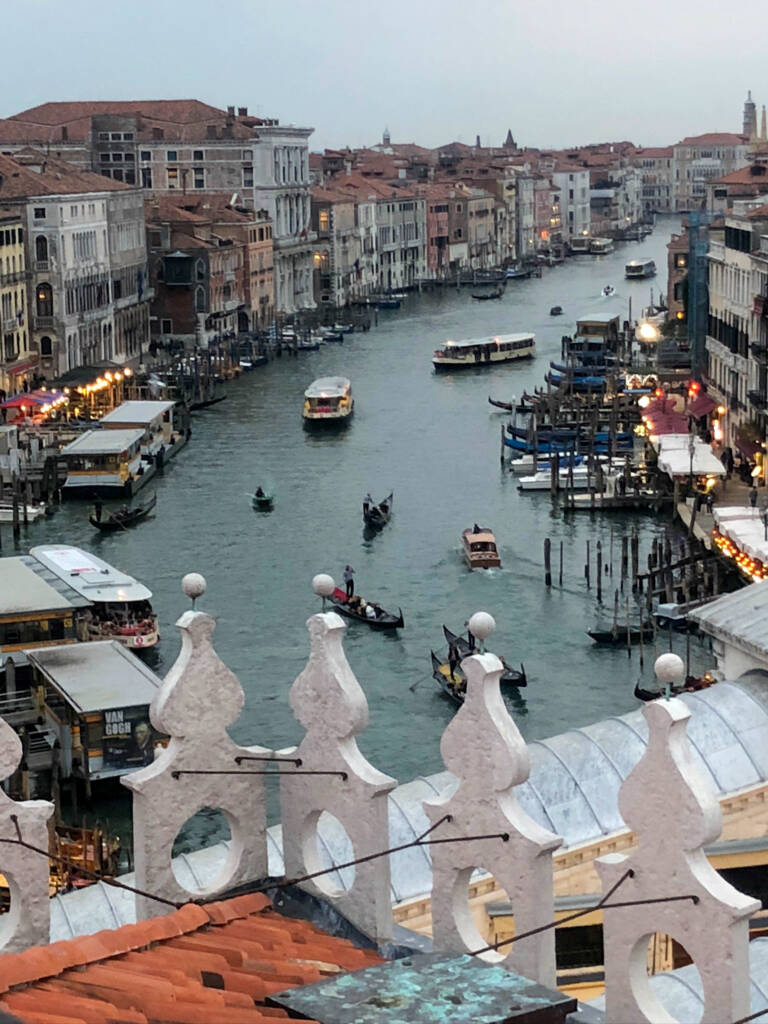 Vue en hauteur depuis la Fondaco Dei Tedeschi sur le Grand Canal de Venise et ses gondoles