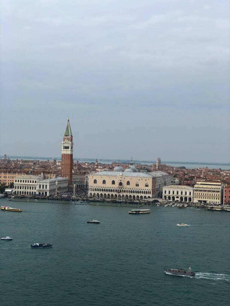 Vue depuis la basilique San Giorgio Maggiore sur Venise, le palais des Doges, la place saint Marc et le campanile Saint Marc