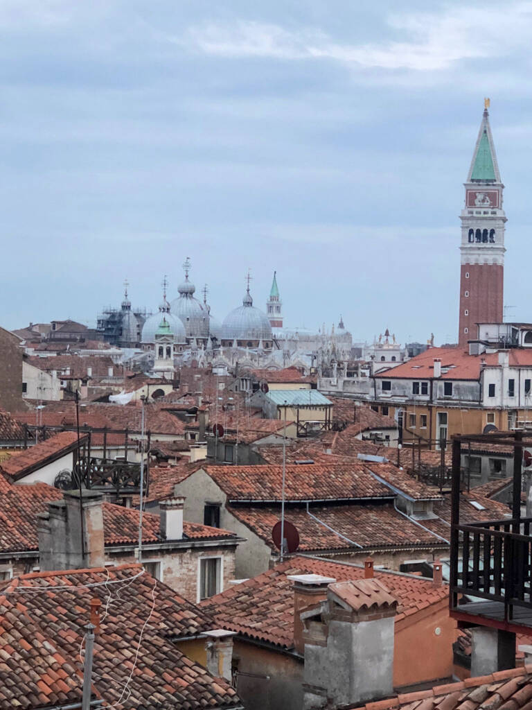 Vue sur les toits de Venise notamment la Basilique Saint Marc et son Campanile depuis la Fondaco Dei Tedeschi