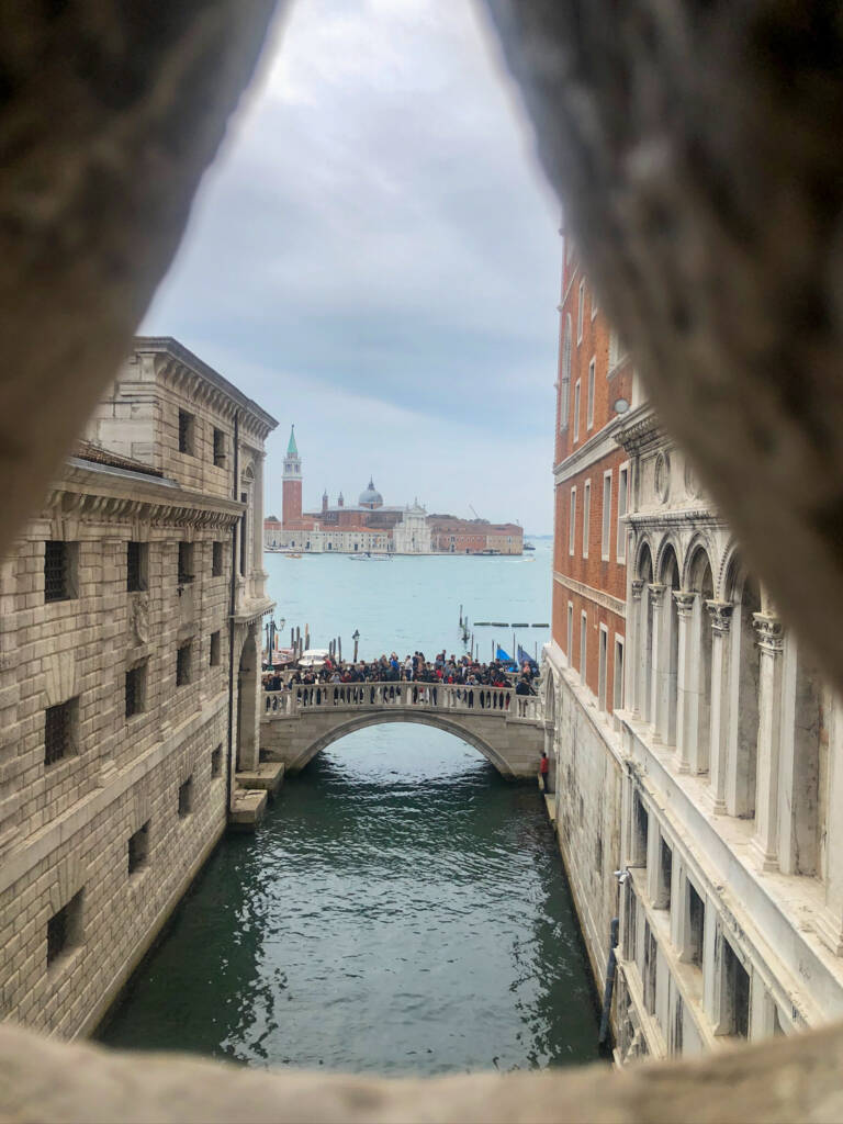 Vue depuis le pont des Soupirs pendant la visite du Palais des Doges à Venise