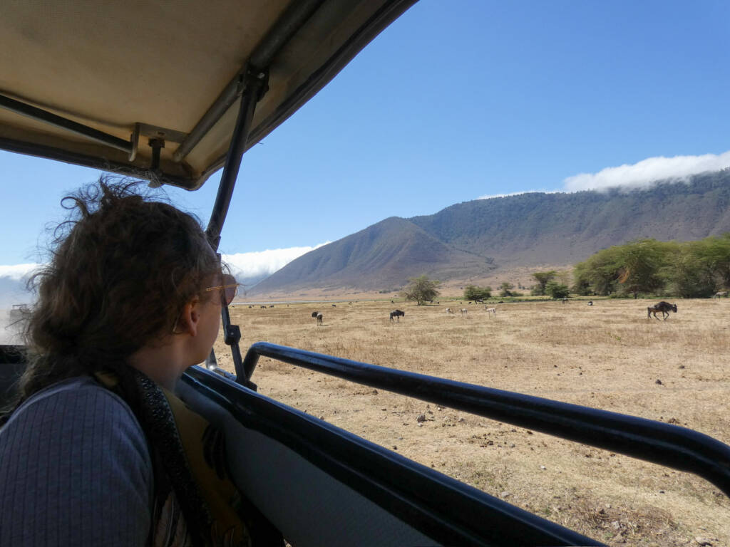 FRUGERE Manon observant les animaux lors de son safari dans le cratère de Ngorongoro en Tanzanie