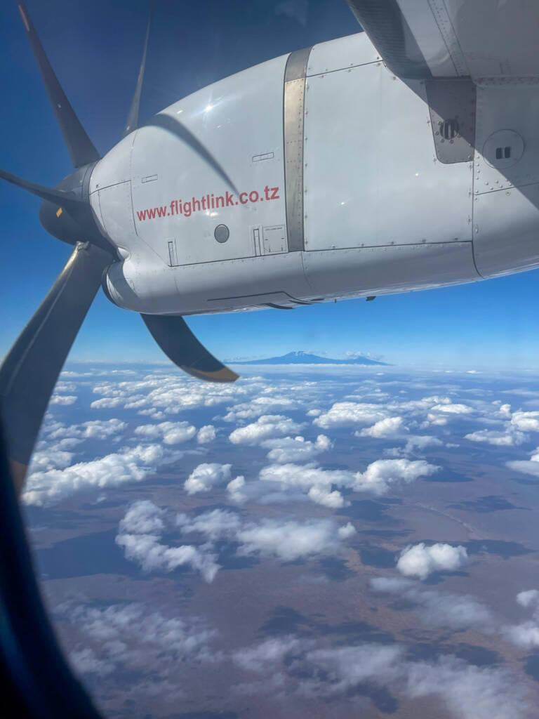 Hélice de l'avion Flightlink au dessus des nuages en Tanzanie