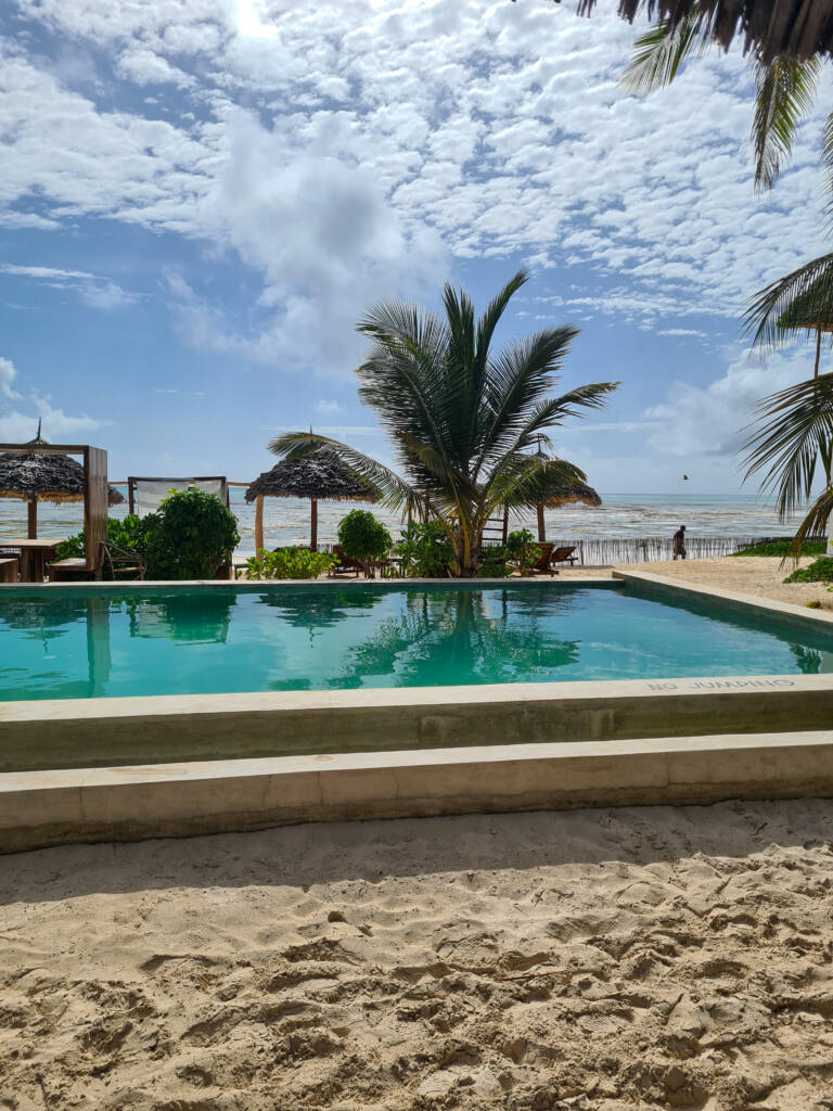 Piscine de l'hôtel Jambiani à Zanzibar avec sa plage et ses palmiers