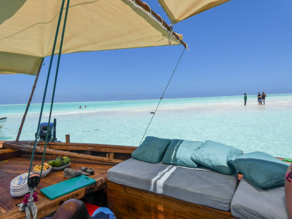 Bateau accosté sur un banc de sable à Mnemba Island, à Zanzibar