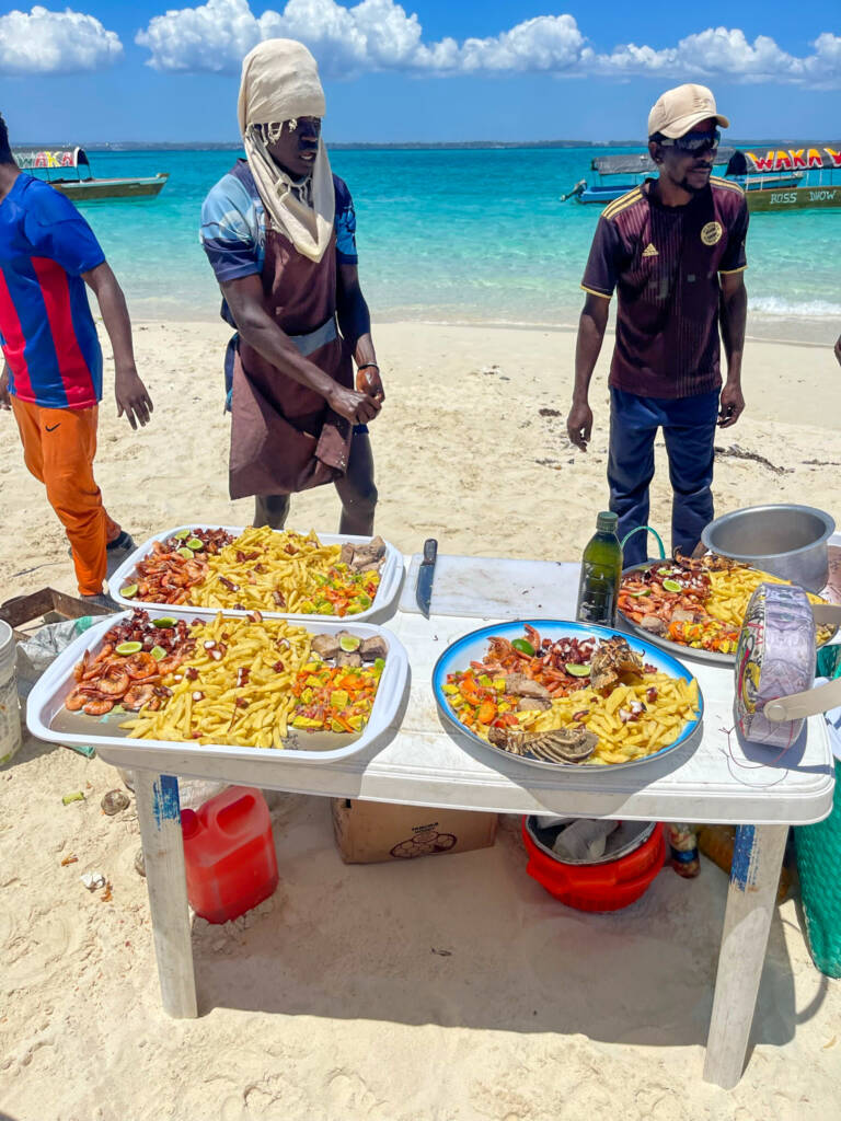 Plateau de nourriture en Tanzanie : Fruits de mer, frites...