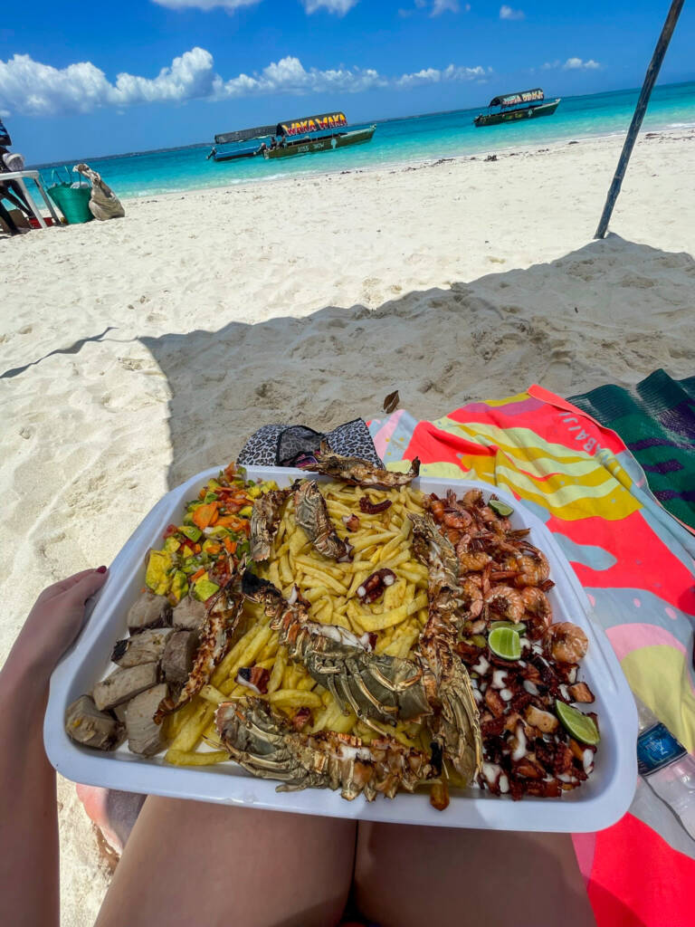 Plateau de fruits de mer et de frites en Tanzanie
