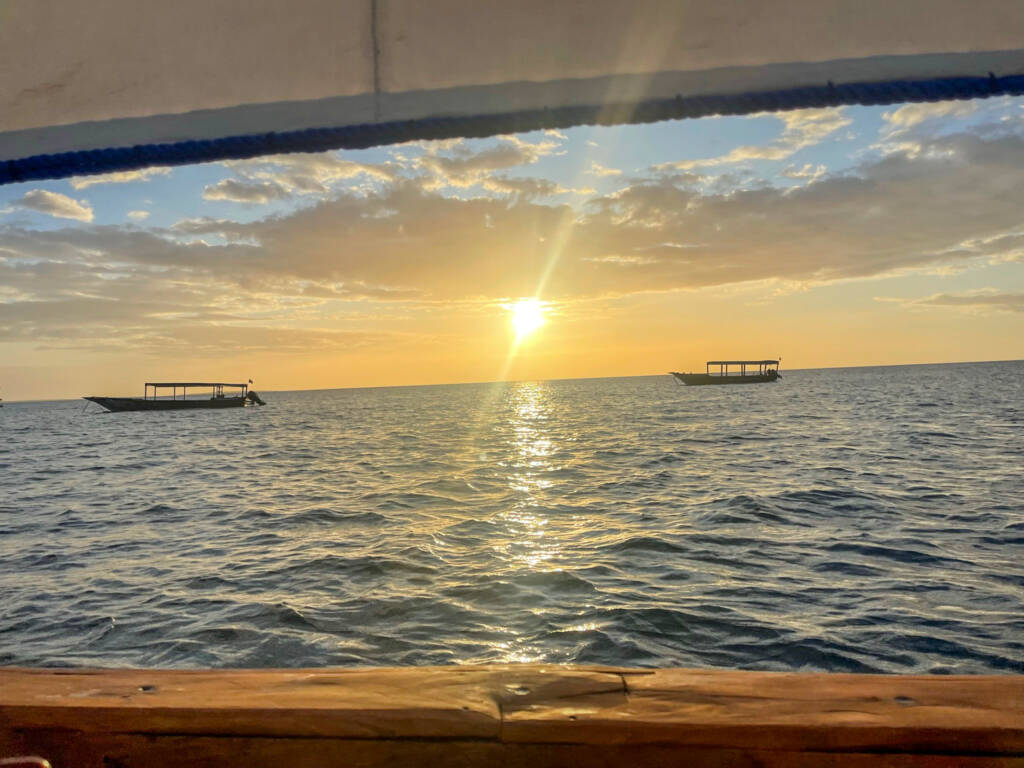 Soleil qui se couche, mer et bateaux