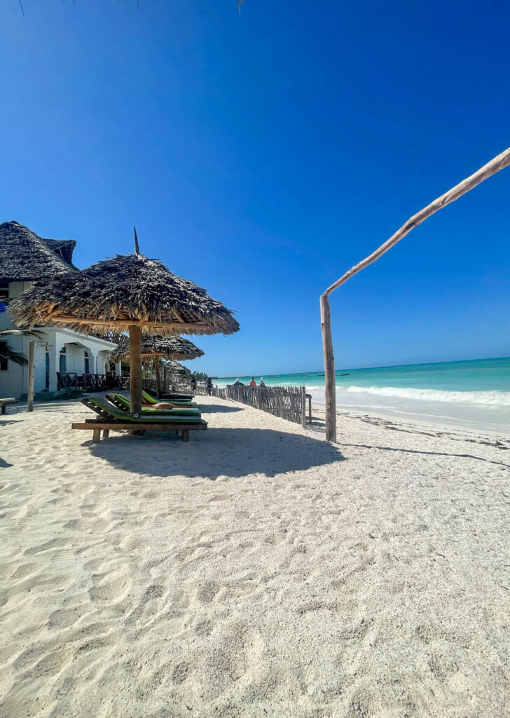 Plage en Tanzanie, à Jambiani avec des transats sur la plage