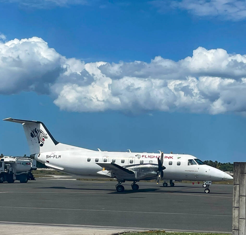 Avion de la compagnie Flightlink sur un aéroport en Tanzanie