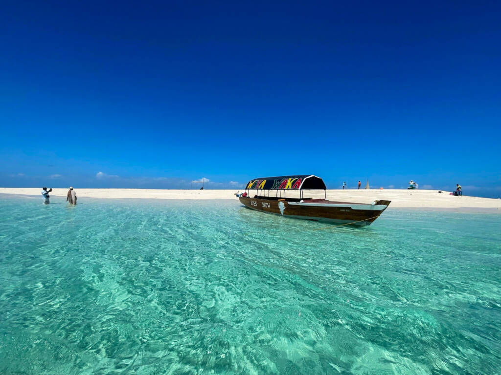 Bateau et l'île de Nakupenda Bis