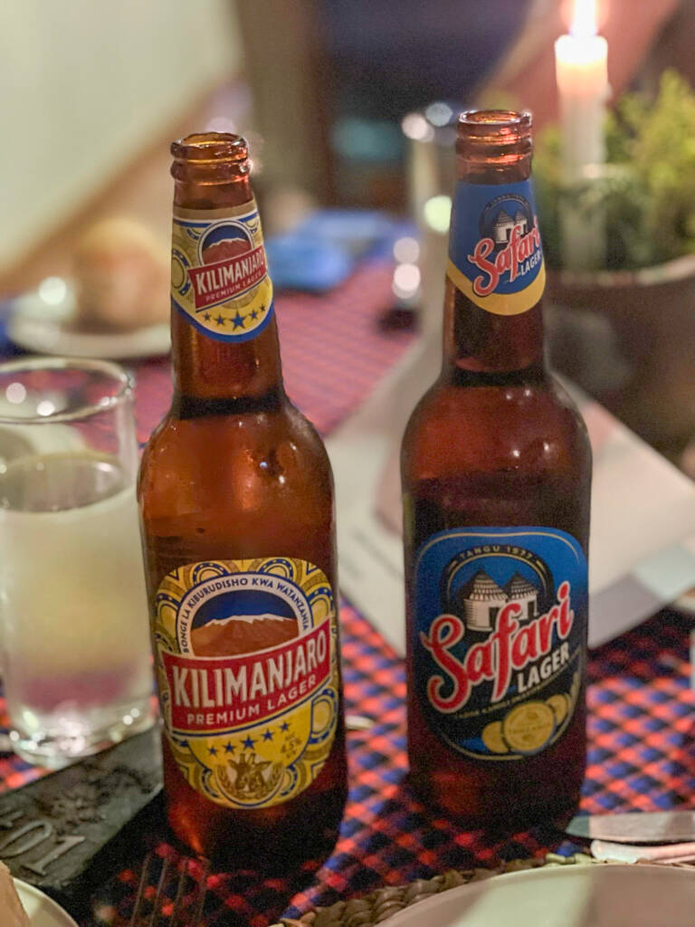 bouteilles de bières de la marque kilimanjaro et safari lager.