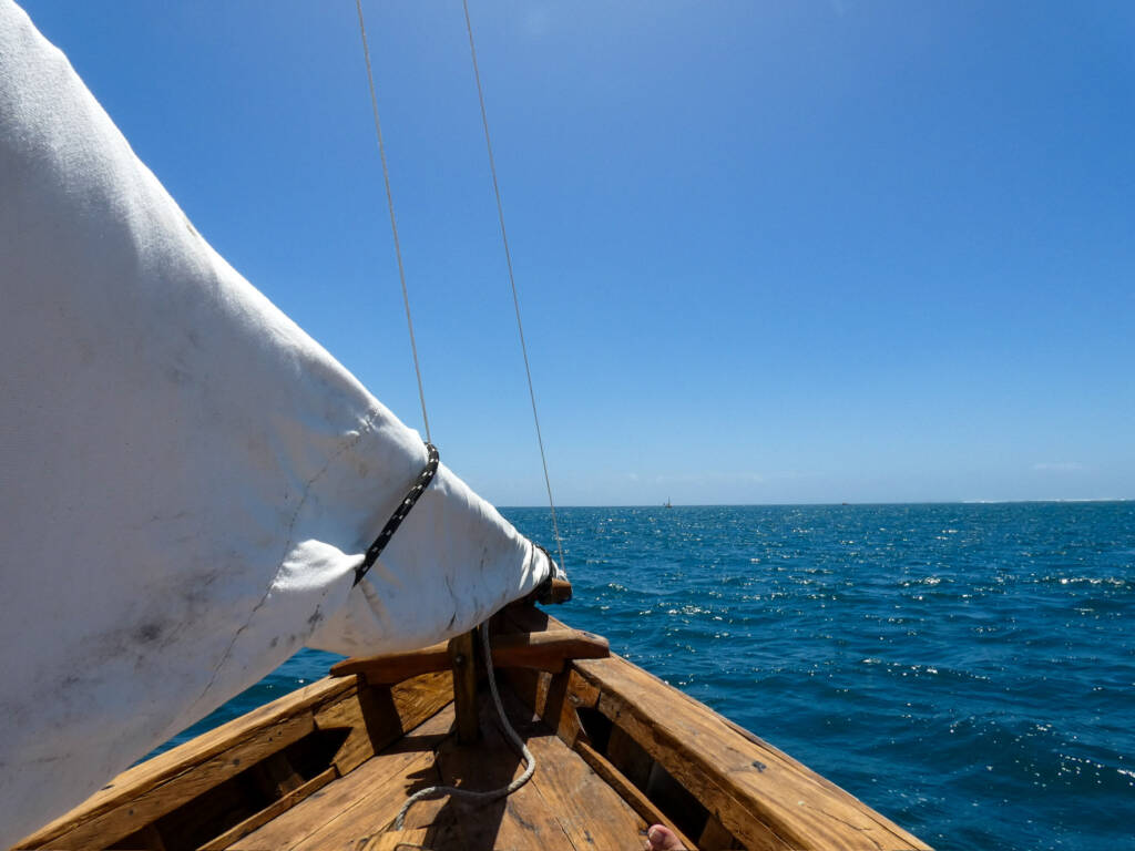 Bateau en mer avec un ciel dégagé