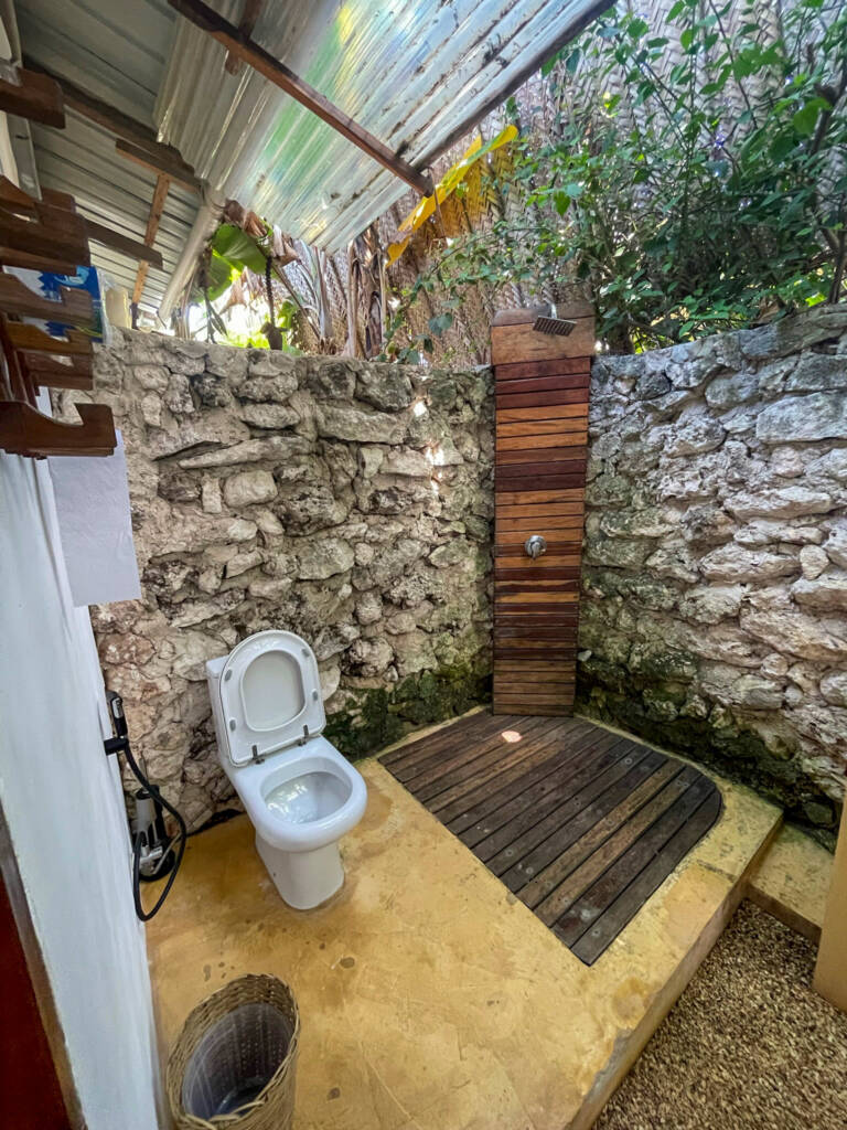 Douche et wc, dehors au Atii Garden à Zanzibar