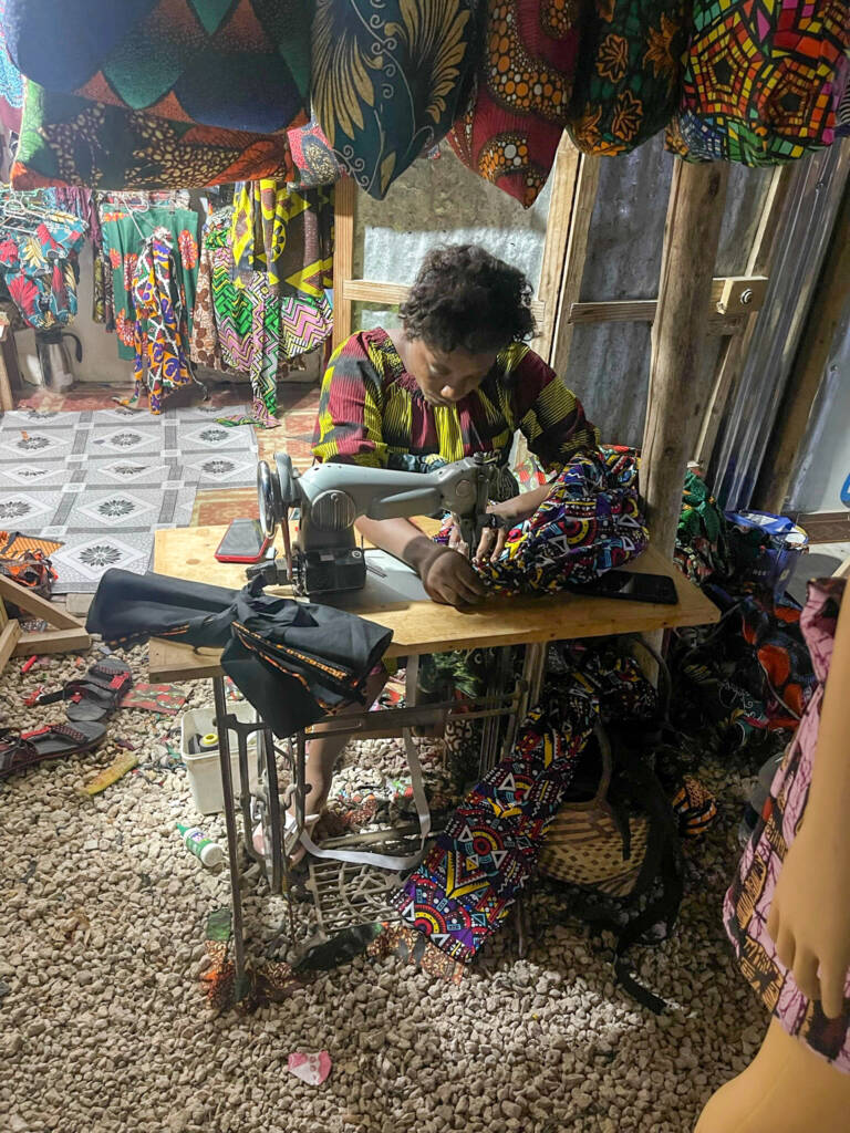 Femme à Zanzibar qui coût une robe