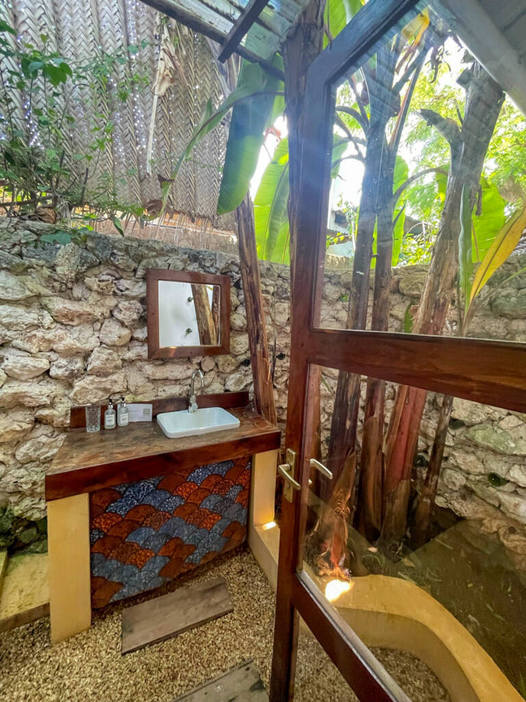 Salle de bain extérieur de l'hôtel Atii Garden à Zanzibar