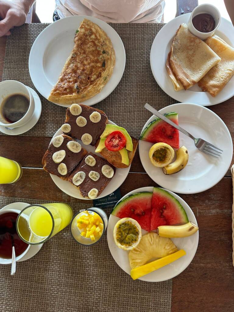 Petit-déjeuner au Cinnamon Hôtel avec omelettes, tartines, fruits...